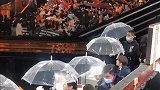 蔡徐坤录节目遇下雨 第一反应让伞给张凯丽 网友赞其暖心绅士