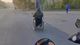 大爷骑轮椅路上狂飙40码，你猜他为什么坐轮椅