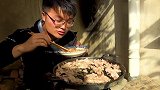 羊肉这样吃真过瘾，小哥哥用电饭煲来烹饪，香气诱人！