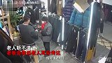 94岁老人独自出门买羽绒服，450元衣服老板290出售，细节让人暖心