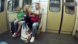 姑娘别看了，再看小伙子脸都红了，人家也要面子的