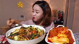 一锅干炒牛肉面加一盘上等泡菜，算是经典搭配了