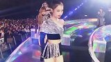 美女就是用来怼脸拍的，身段绝绝子！秀秀这一身衣服可以半永久吗