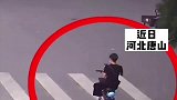 女司机玩手机闯红灯，直接被撞飞，监控拍下揪心一幕
