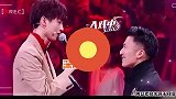 谢霆锋被王俊凯壁咚，一脸羞涩紧紧抱住，现场粉红泡泡满