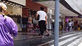商场整蛊售货员，大哥假装成外国人说外语，旁边还有个翻译，简直