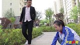 刁蛮阿姨挑水果太暴力，阿宝以牙还牙让她自食苦果！