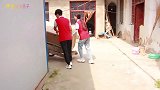 短剧：燕子抽到一等奖冰箱，小伙伴好不容易运到家，被二舅抱回家