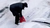 黑龙江 咱们东北人都是活雷锋 ！ 重点是，大爷，东北都下雪了吗！我在南方露着腰