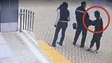 香港女子趁警员不备企图从后夺枪 男警大惊转身将其按住