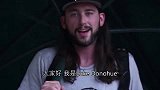 雨天恶作剧：拿着一把超大雨伞替路人遮雨，蜜汁尴尬