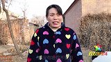 短剧：欢欢和小小怕毛绒大狗熊感冒，俩人居然睡在地上！真有趣