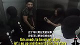 电梯里会动的假体模特恶搞陌生人，妹子吓得花容失色