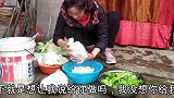 丽丽家聚餐吃火锅，不忘叫上外甥女一起吃，热腾腾火锅暖心又暖胃