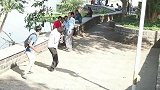 男子拿道具蛇向路人身上扔，路人非常的害怕