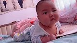 奶奶逗小宝宝开心，宝宝激动的头都抬不起来了，小表情好萌啊！