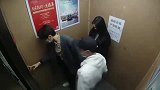 电梯整蛊路人，两个小哥突然互喷吵架，身后的妹子实在忍不住笑了