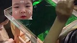 女生在宿舍内，用风油精拍创意大片
