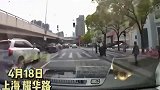 行人闯红灯，我该不该礼让啊