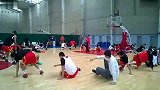 中国男篮-14年-涨姿势！中国男篮集训玩游戏玩到high-新闻