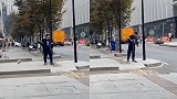 沭阳一男子被指当街虐狗 用绳子拴狗空中旋转