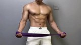 不用去健身房，在家锻炼一根弹力带也能练遍全身
