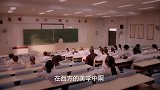 男子看到刺绣很出神 想起学生时代的恋情