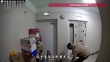 外卖小哥请求提前点送达，宝妈秒答应还为其送上热牛奶，小哥小心放下外卖并主动带走门口垃圾