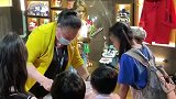 某展会现场，手作摊位被小学生包围