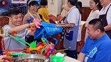 阿姨你给我等着，我把我女儿叫过来嫁给你