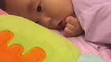 萌娃在床上做出高难度动作