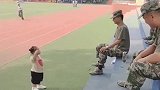 女儿看见军训教官走不动路了，眼前这一幕，太感动了！