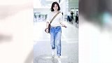 原来万茜腿这么长提两大兜青菜机场晃悠？
