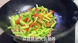 蒜苔炒肉好多人第一步就做错了，难怪不好吃，看饭店大厨是怎么做