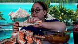 外国美女吃帝王蟹，剥开全是肉，天天吃都不腻