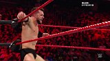 WWE-18年-经典时刻：伤病不是理由 罗门带伤出战巴洛尔-精华