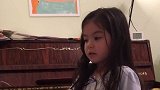 小女孩弹古筝的时候，特别的认真