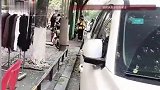 四川一楼房玻璃炸裂坠落砸中路人，商户：像雨点落下，车辆也中招