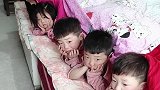 妈妈一胎给爸爸生了四个宝宝，每天早上都是这个场景