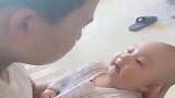舅舅放学回家第一件事，就是和宝宝聊天，说些什么咱也不敢问