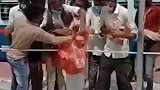 印度失业农民工返乡 为争抢一口救济粮在站台上乱成一团