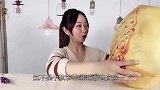 妹子拆箱“未知快递”，里面是一个超大月饼，能玩却不能吃