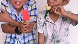 向往的童趣：妈妈给弟弟吃冰淇淋