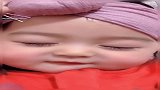 给自己生个小情敌，为了躺在爸爸身边，还会假装睡觉