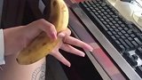 相亲对象发来的视频，看到她拿香蕉的姿势，果断拉黑不联系！