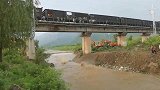 抛洒石块压住河床，抗洪救灾保护桥墩，村民逆行而上