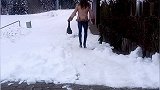 时尚高跟鞋：穿高跟鞋雪地走路，摔的很痛苦脚扭伤！