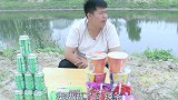 女同学买辣条和老板抬杠，你吃一口我就吃两口，真是太有趣了