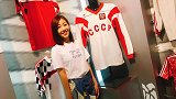 PP体育前方直击：美女记者逛复古球衣店看克汉姆巴乔原味球衣