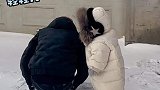 爸爸带娃第一次打雪仗，把父爱如山体现的淋漓尽致